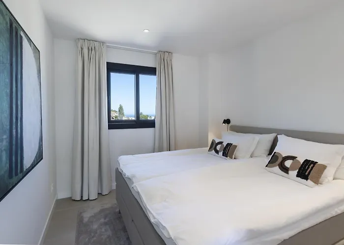 Luxery With Terrace In Higueron شقة *