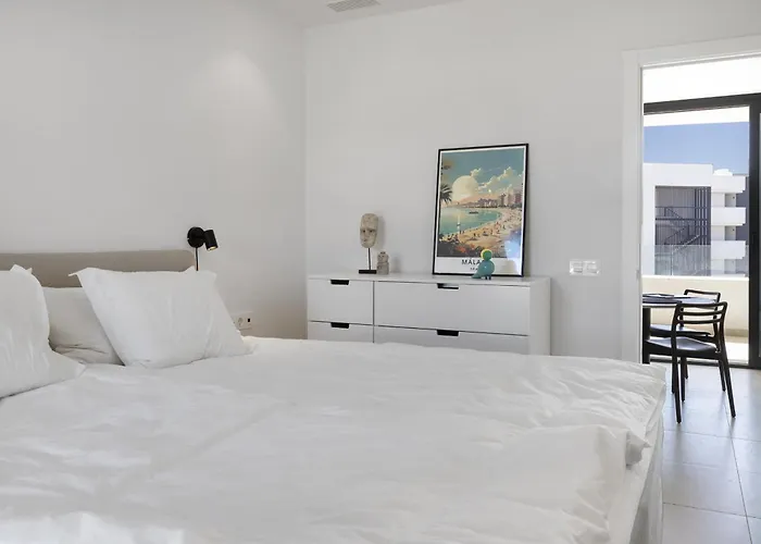 Luxery With Terrace In Higueron فوينخيرولا